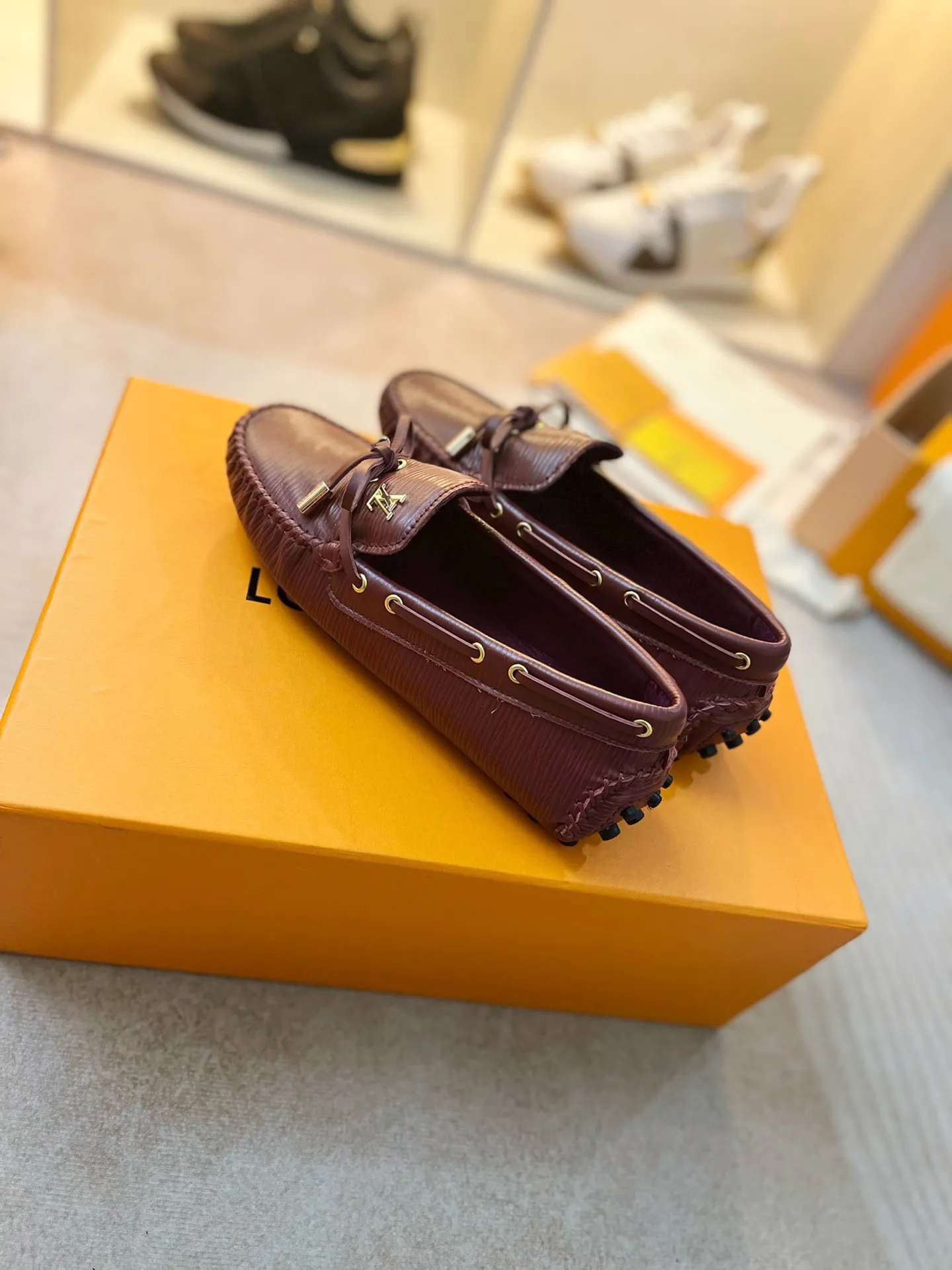 p460💰Couple model❤️🇫🇷 𝙇𝙤𝙪𝙞𝙨 𝙑𝙪𝙞𝙩𝙩𝙤𝙣 🇫🇷Louis Vuitton 2023 Classic𝓛𝓿 𝓣𝓻𝓪𝓲𝓷𝓮𝓻 Sports Series ➪➪➪¯ [Arizona Doudou Shoes Series] ▪️▪️▪️Arizona slip-on shoes are made of Monogram Eclipse canvas. Its hand-painted and dyed edges and hand-sewn uppers fully demonstrate Louis Vuitton's traditional shoemaking craftsmanship. This slip-on shoe is very lightweight. The integrated tongue and upper make it particularly comfortable and flexible. The soft outsole is equipped with rubber padding. Decorated with matching sash. Detailed features: ☑️Monogram Eclipse canvas ☑️Black Eclipse pattern ☑️Hand-painted shoe edges ☑️Hand-sewn uppers (each pair takes time to process) ☑️Integrated tongue and upper construction ☑️Outsole equipped with rubber lining ☑️size: 35_46